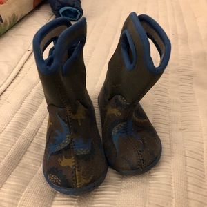 Grey Dino Print Bogs Rainboots